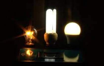 Elektro visita os bairros e realiza troca de lâmpadas residências antigas por lâmpadas de led gratuitamente em Andradina