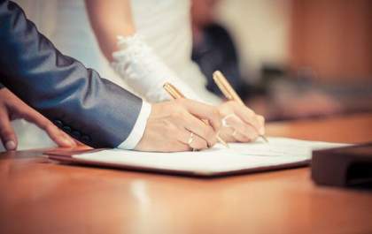 Cai 30% o número de mulheres que adotam o sobrenome do marido no casamento