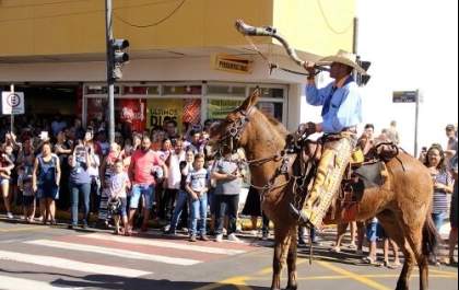 Fim de semana de dos festejos tem Cine Drive e Cavalgada