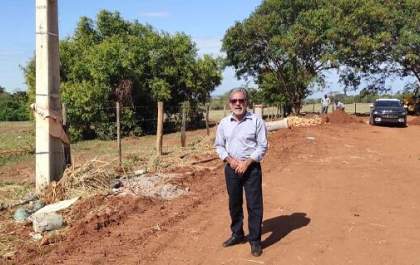 Prefeito Paulo Boaventura vistoria canteiros de obras ao redor de Castilho