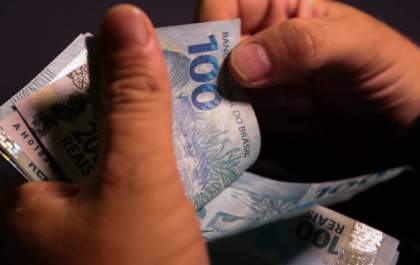 Salário mínimo de 2023 deve superar R$ 1.300, sem ganho real