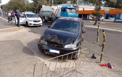 Mulher fica ferida após bater carro na traseira de outro na Pompeu