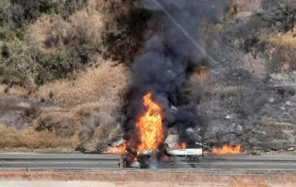 Carreta bitrem e caminhão batem de frente e pegam fogo na BR-262