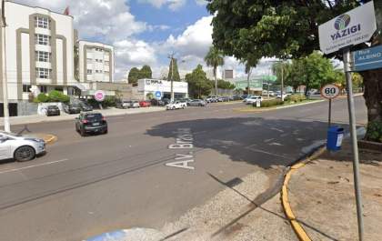 Advogado é detido por suspeita de embriaguez após bater carro em moto na avenida Brasília