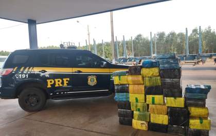 PRF apreende droga durante operação na BR 158. Motorista tentou fuga e acabou preso.