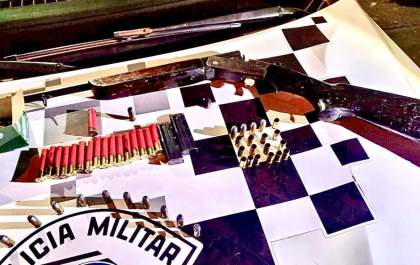 Casal é preso em flagrante por posse ilegal de arma de fogo