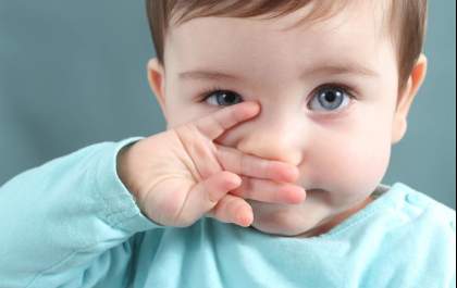 Como fazer a lavagem nasal no bebê e evitar a congestão. Médicos do Hospital Cassems explicam