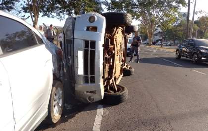 Ecosport tomba na avenida Brasília em Araçatuba