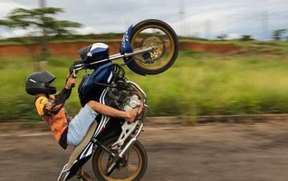 Após passar “empinando”, policiais checam a placa e homem é preso por estar com moto furtada