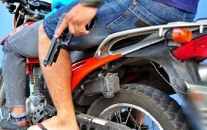 Dois homens em uma moto roubam e agridem motociclista em Três Lagoas