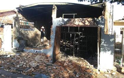 Incêndio destrói barracão e queima 2 veículos em Birigui