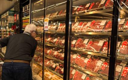Com inflação, brasileiro come menos e troca carne para garantir arroz e feijão