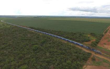 Trens com 120 vagões e 2,2 quilômetros de extensão começam a operar no Brasil