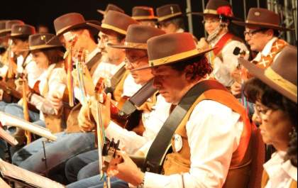 Orquestra Paulistana de Viola Caipira se apresenta em Araçatuba