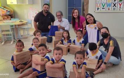 2408 alunos da educação básica recebem novos uniformes e kit escolar completo na volta às aulas