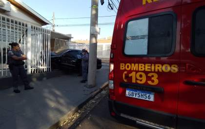 Carro invade imóvel em cruzamento na rua Baguaçu