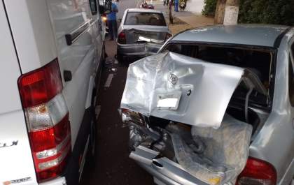 Ambulância de Birigui bate em carro na avenida Brasília em Araçatuba