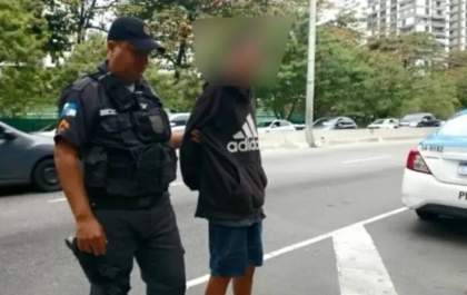Mãe de rapaz que matou a ex o amarrou para entregá-lo à polícia, diz jornal