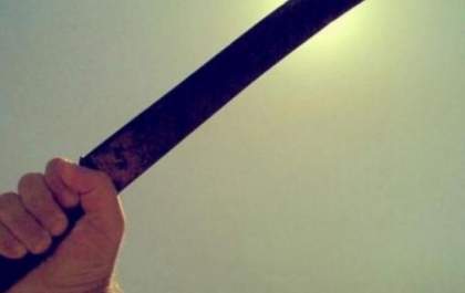Homem é detido acusado de ameaçar mãe de adolescente de 12 anos com facão