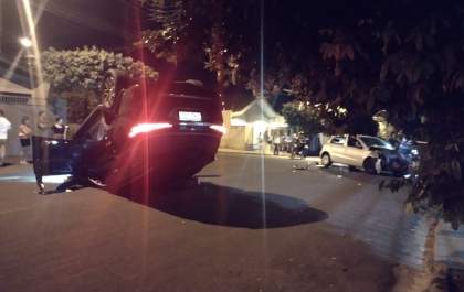 Carro capota após colisão no centro da cidade