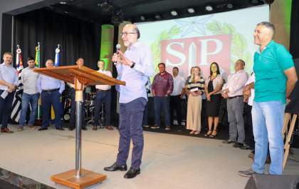 Secretário entrega modernização de vicinal em Guararapes