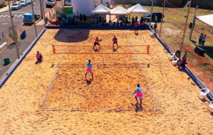 Prefeito inaugura projeto Arena Beach durante torneio municipal