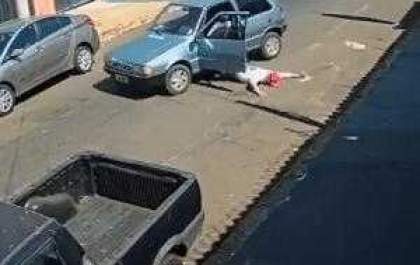 Câmera flagra homem caindo de veículo que dirigia e nem ele acredita