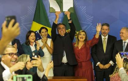 Presidente sanciona piso para enfermagem sem reajuste automático