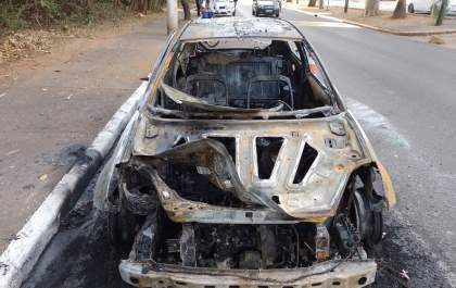 Carro é destruído pelo fogo na Pompeu de Toledo