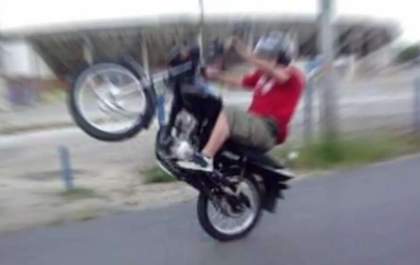 Jovem é preso ao ser flagrado empinando moto em vicinal em Araçatuba