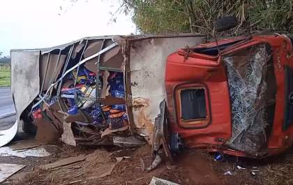 Caminhão carregado com ração capota no Km 201 da rodovia Integração