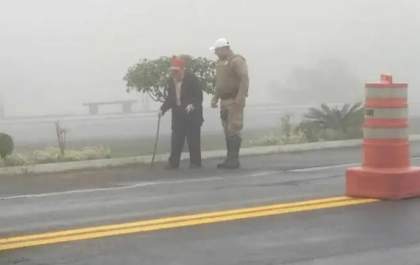 Policial tenta ajudar idoso que caminhava por rodovia e se surpreende com motivo