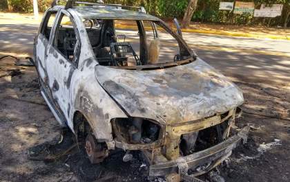Carro é destruído por incêndio na rua Baguaçu