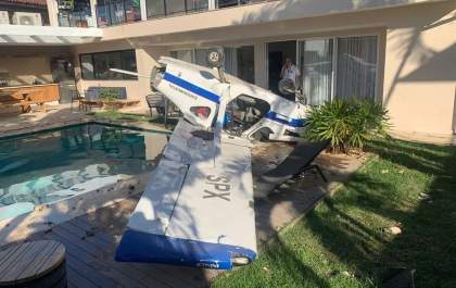 Queda de ultraleve sobre casa na Barra da Tijuca deixa dois feridos