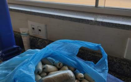 Passageiro que transportava um quilo de pasta base de cocaína é preso em Água Clara