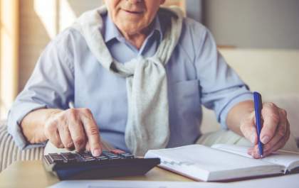 Aposentado que continua no mercado de trabalho tem acesso restrito aos benefícios do INSS