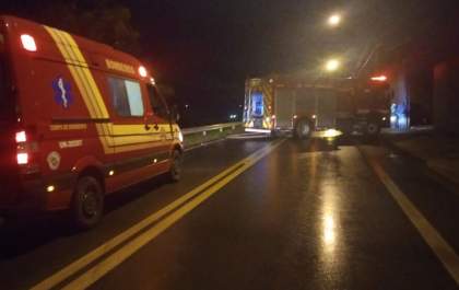 Ônibus pega fogo em pátio da empresa