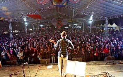 Primeira noite da Festa do Folclore reuniu cerca de 10 mil pessoas e aqueceu o público