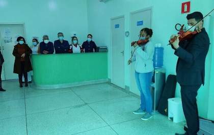 “Música Salva” embala pacientes e profissionais do Zé Fortuna ao som de ‘Despacito’