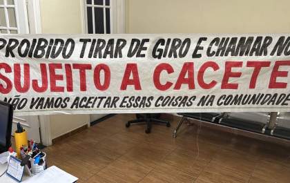 Guarda Municipal apreende faixa com ameaça de 'dar cacete' em quem empinar moto em bairro de Araçatuba