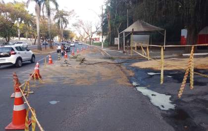 Trecho de rua e parte da Pompeu são interditados após derramamento de produto