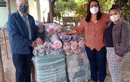 Edileuza Boaventura e Raquel Gregolin fazem entrega de doações ao Asilo Betel