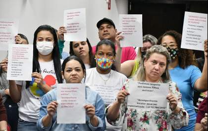 Famílias de autistas protestam contra terceirização de cuidadores na rede municipal de Araçatuba