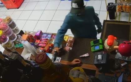 Adolescente assalta conveniência com arma de fogo