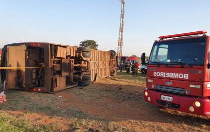 Ônibus tomba na Rondon, mata mulher e criança e deixa 20 feridos