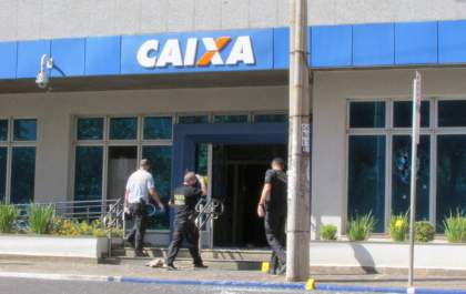 Um ano após assalto à Caixa, cliente ainda espera reembolso por joias roubadas