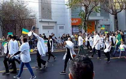 Profissionais de enfermagem protestam contra suspensão do piso salarial durante desfile de 7 de setembro