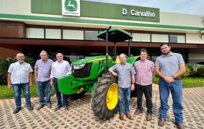 D. Carvalho doa trator para ação entre amigos