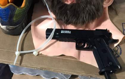 Ex-funcionário rouba dono de distribuidora com arma de brinquedo e máscara de político