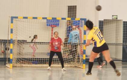 Equipes feminina e masculina de handebol de Araçatuba vencem em casa